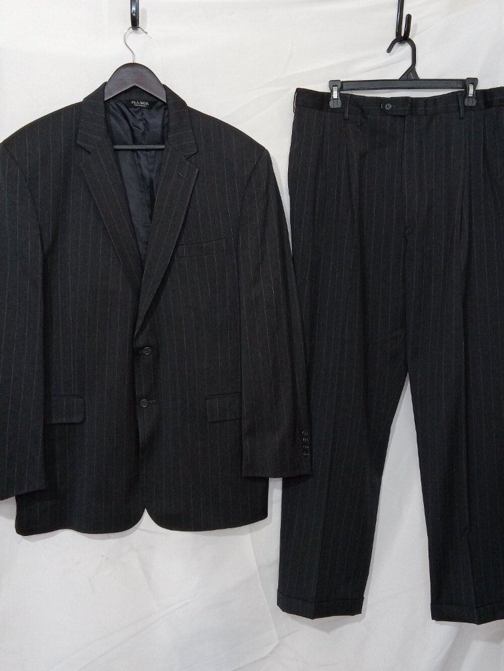 Jos A Bank Gordon Mens 100 Wool Pinstripe Suit 46L 42x32 Black 2 Button Pleated